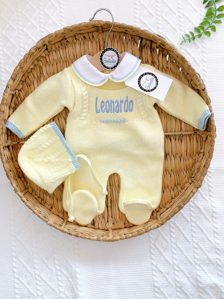 Tejido overol amarillo cuello blanco con detalles color gris (0-1 mes)