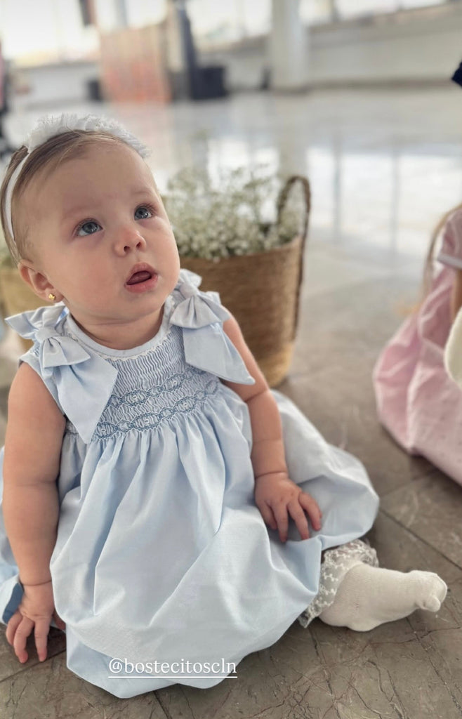 Vestido azul smock bordado a mano con dos moños en los hombros