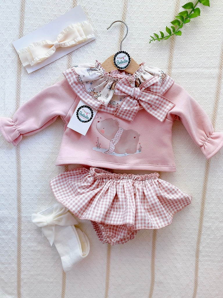 Conjunto suéter rosa palo con cuello cuadrado estampado oso con falda calzón