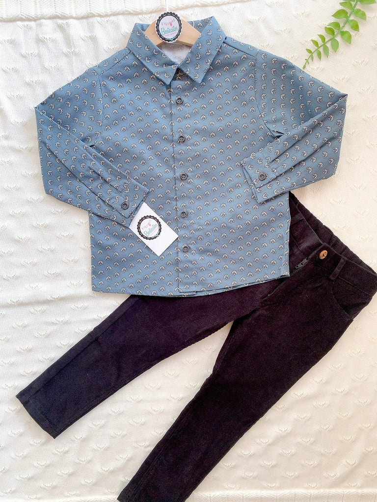 Conjunto camisa azul figuras blancas y pantalón negro