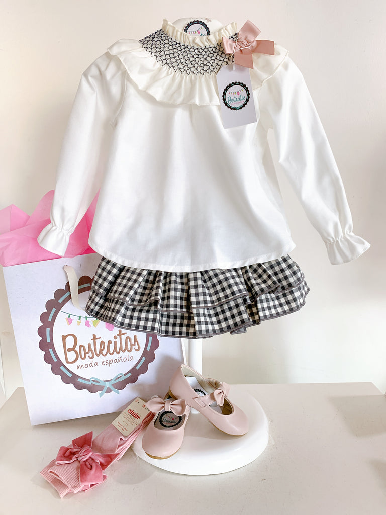 Blusa bordada del cuello blanca con negro y moño rosa