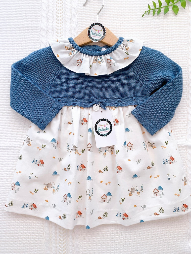 Vestido tejido con estampado casitas cuello redondo
