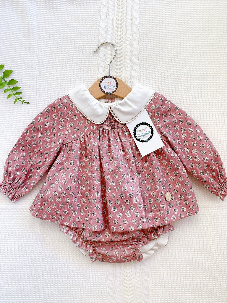 Vestido corto con calzón color rosa viejo con estampado flores con cuello blanco