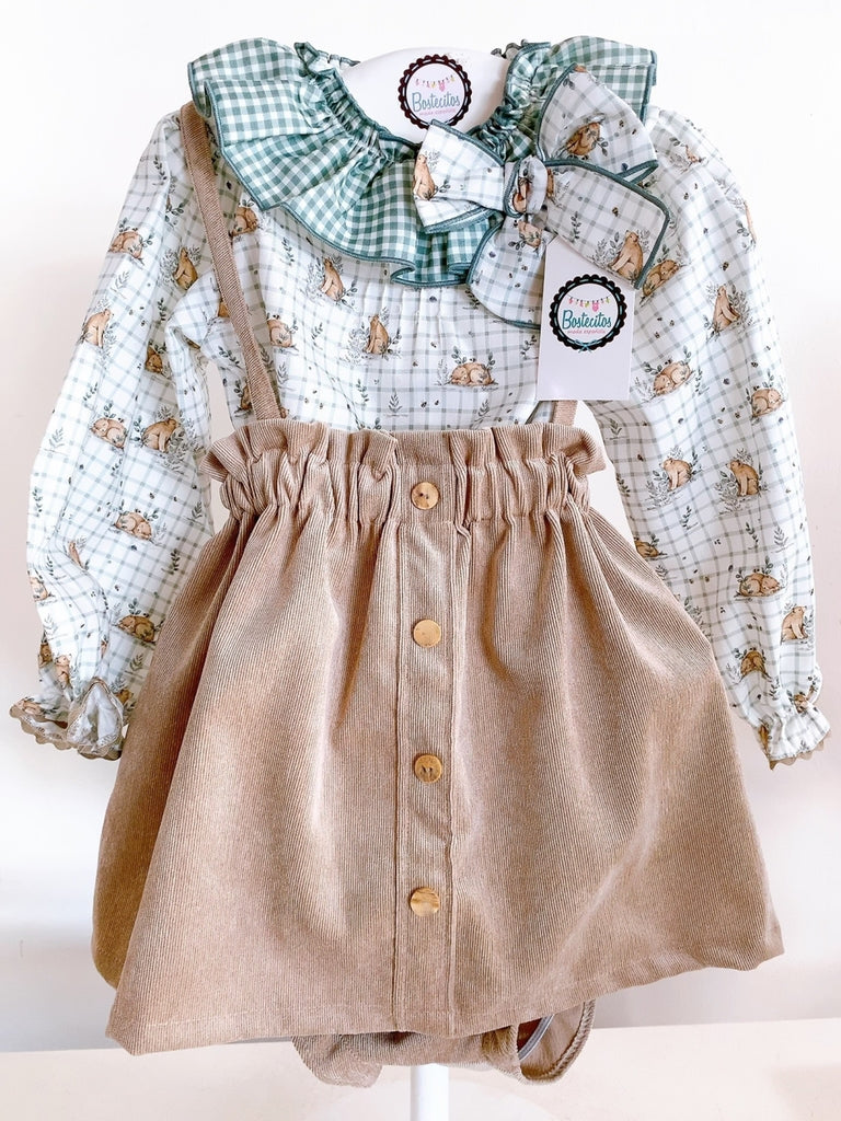 Conjunto falda overol con camisa cuadros verdes con estampado osos