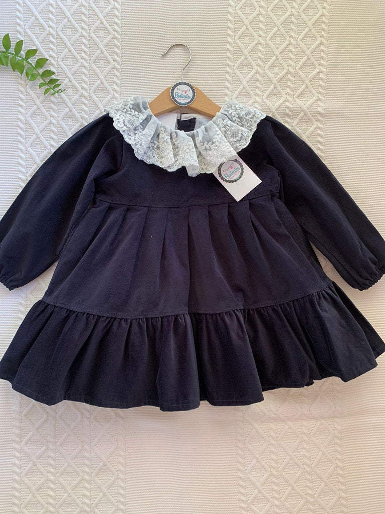 Vestido azul marino con cuello de encaje blanco