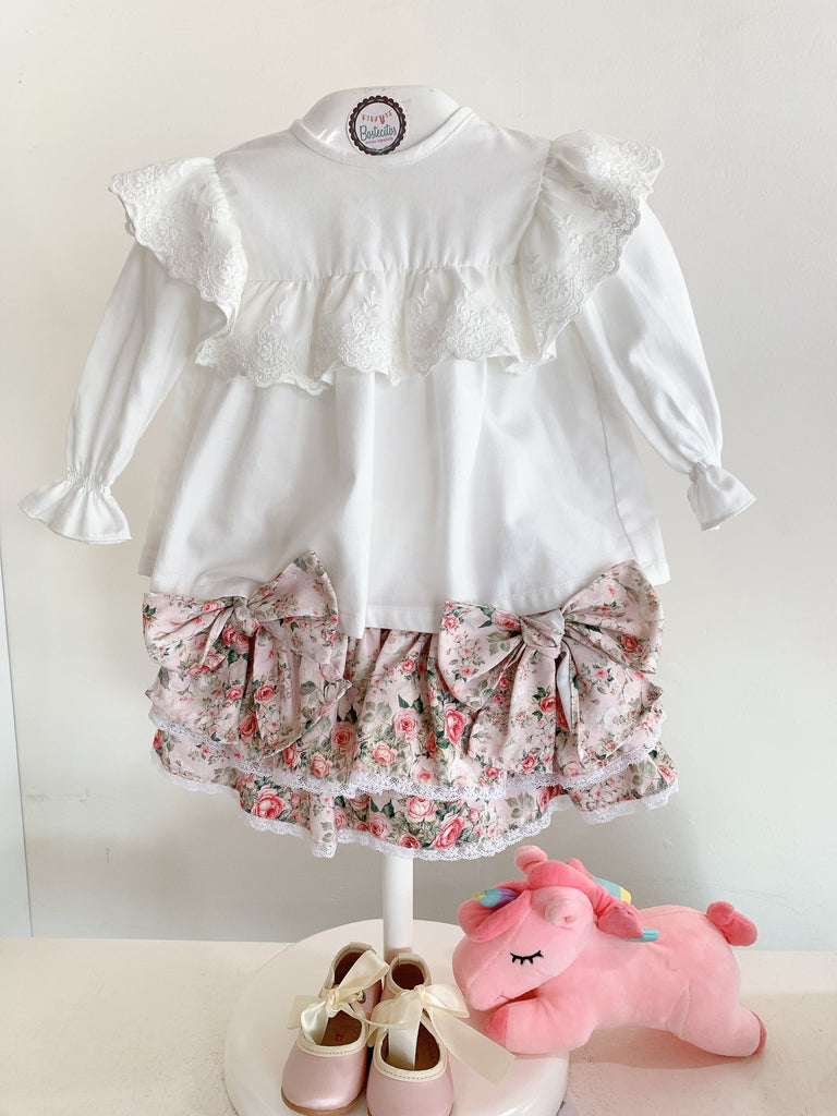 Conjunto falda flores con moños a los lados y blusa  blanca Olán