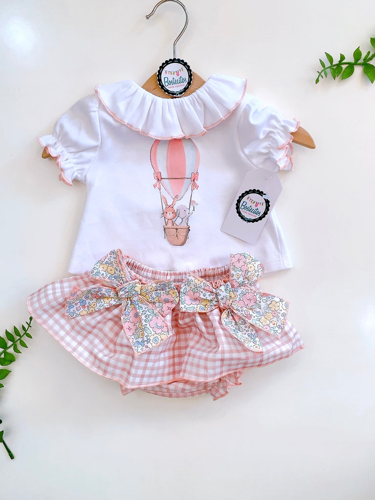Conjunto español blusa blanca estampado globo con falda calzón cuatros con dos moños