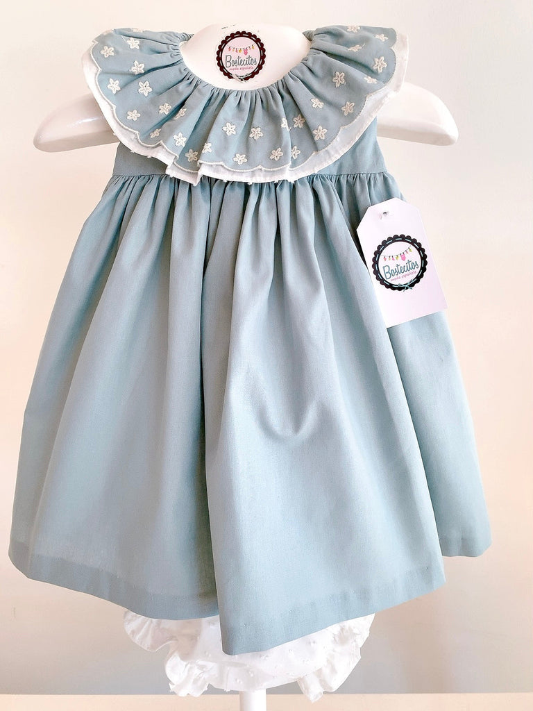 Vestido verde con cuello flores bordadas beige
