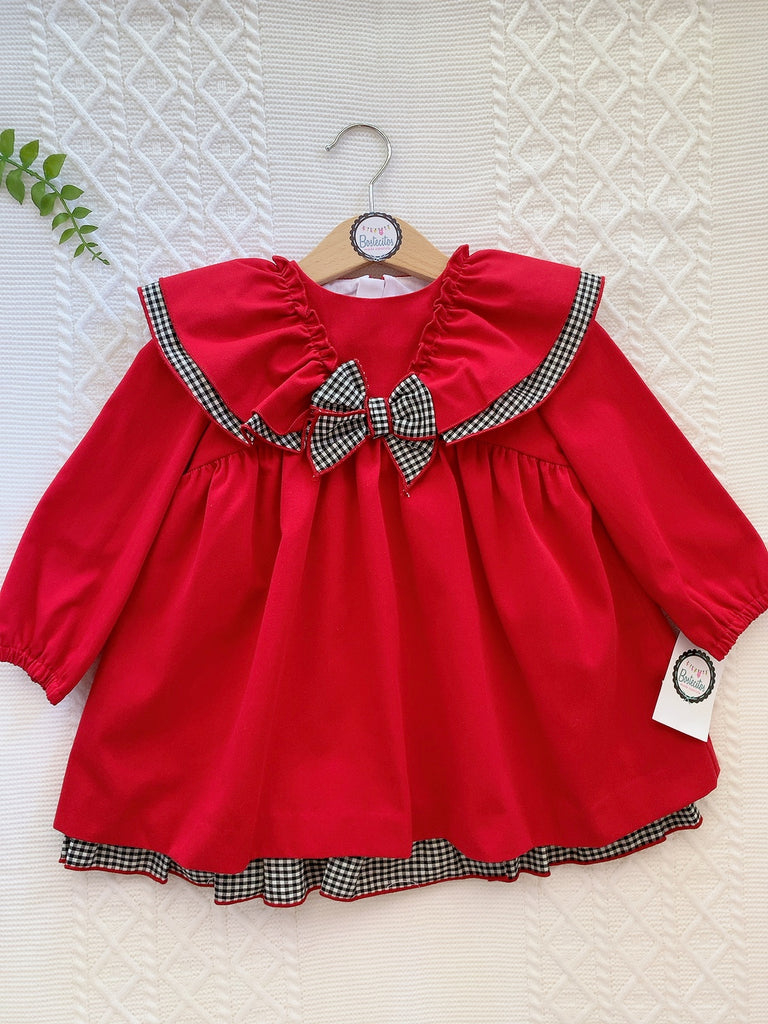 Vestido rojo con detalles cuadros blanco con negro