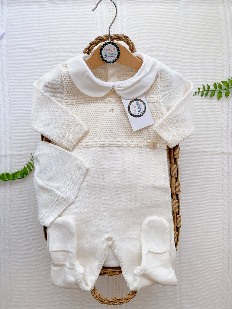 Mameluco tejido beige con gorro (12 meses)