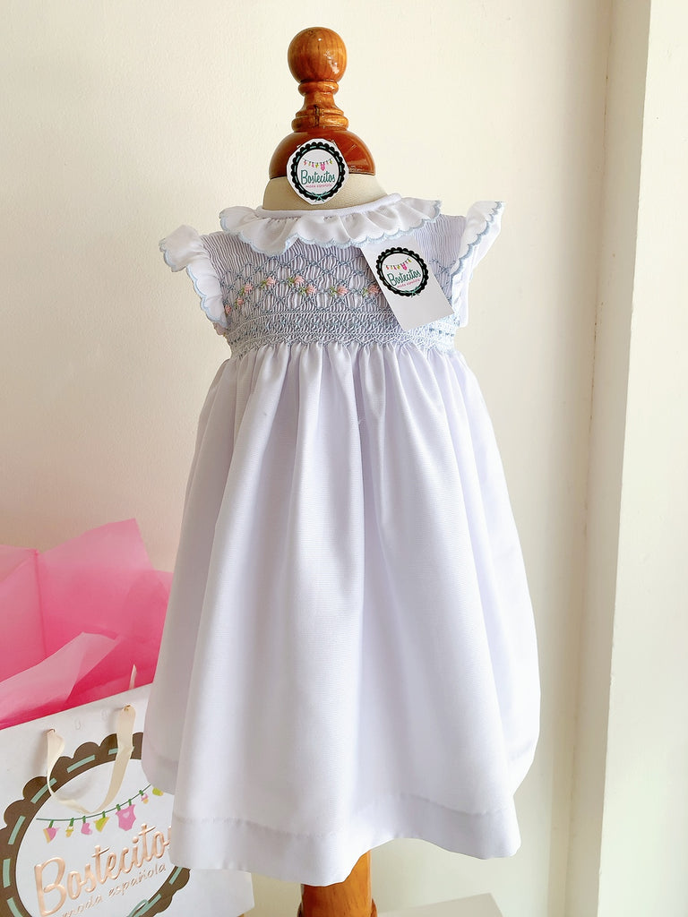 Vestido blanco bordado azul flores rositas
