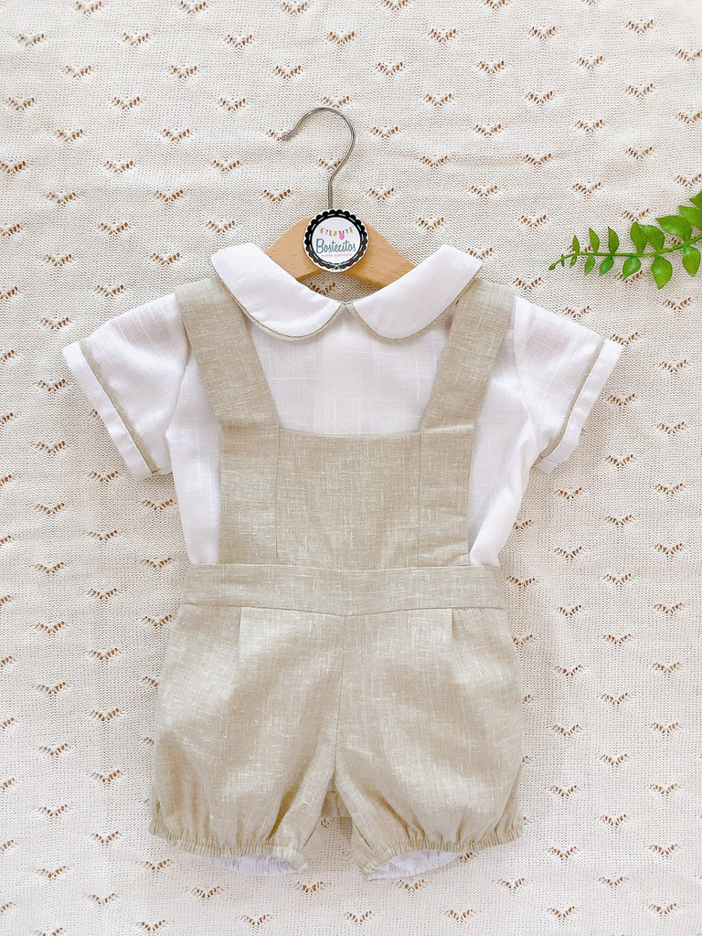 Overol color caqui corto con camisa blanca