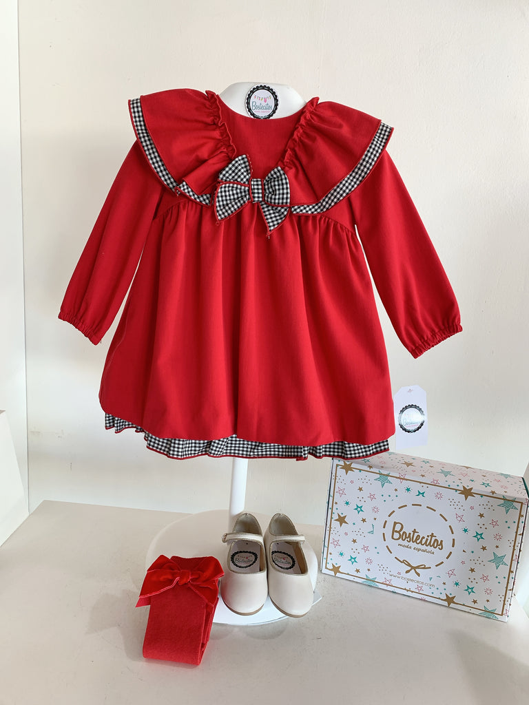 Vestido rojo con detalles cuadros blanco con negro