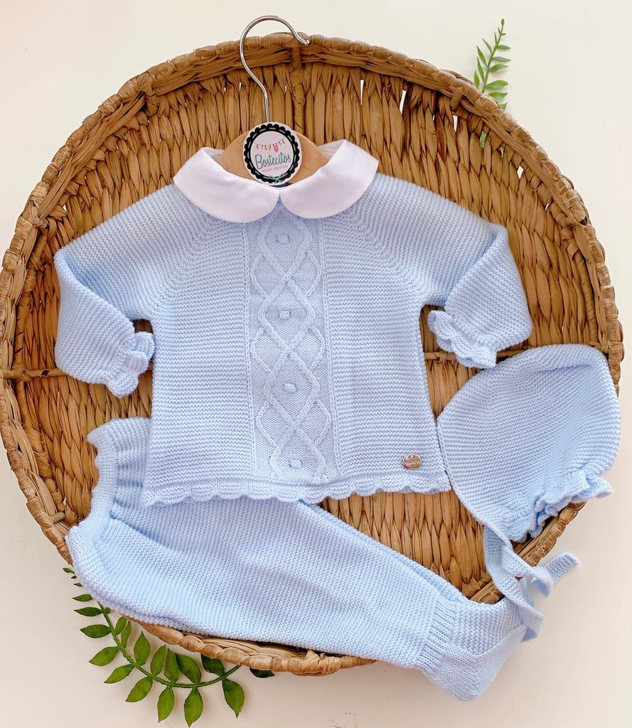 Tejido azul con cuello blanco