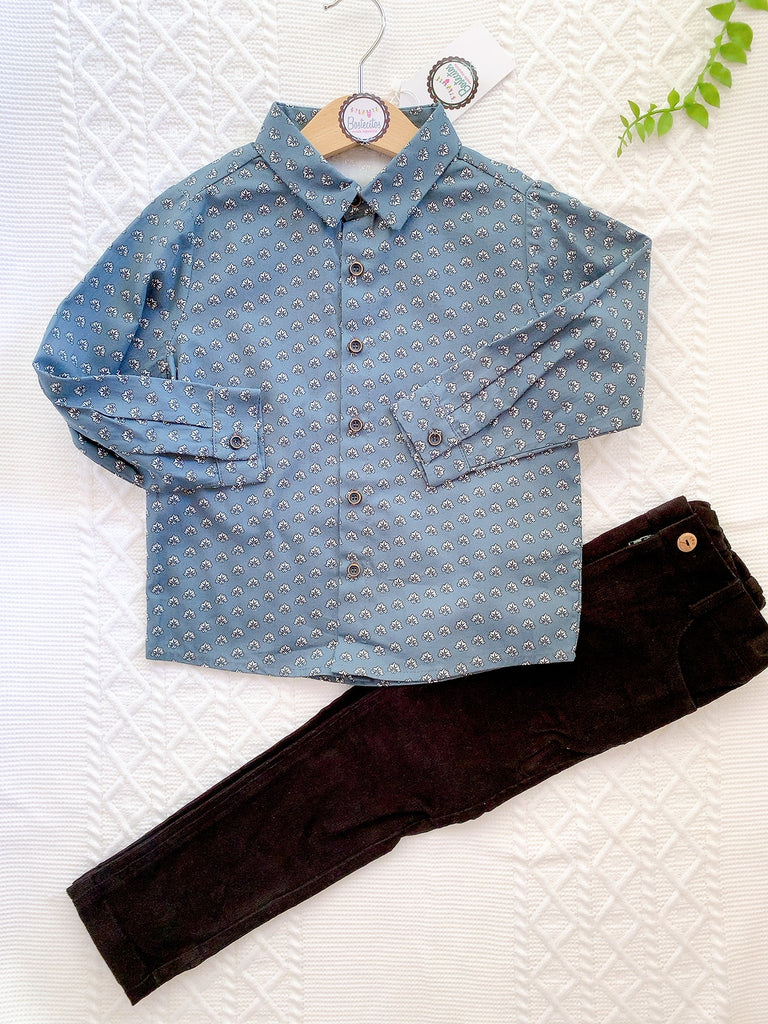 Conjunto camisa azul figuras blancas y pantalón negro pana
