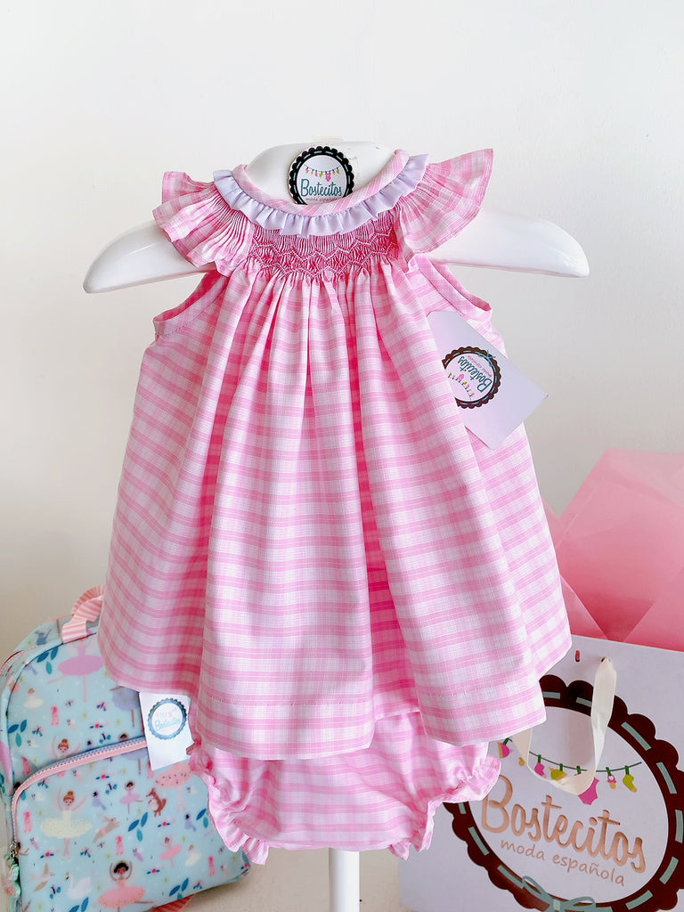 Conjunto Batita rosa con cuadros rosas y calzoncillos bordado a mano