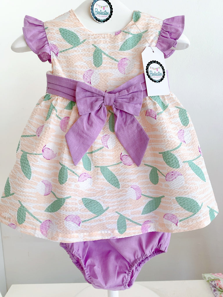 Conjunto vestido y calzón color coral con lila y con estampado flores lilas con hojas verdes