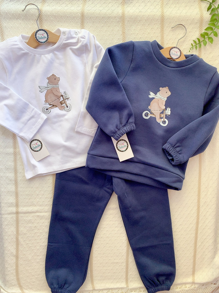 Pans azul marino con camiseta manga larga blanca