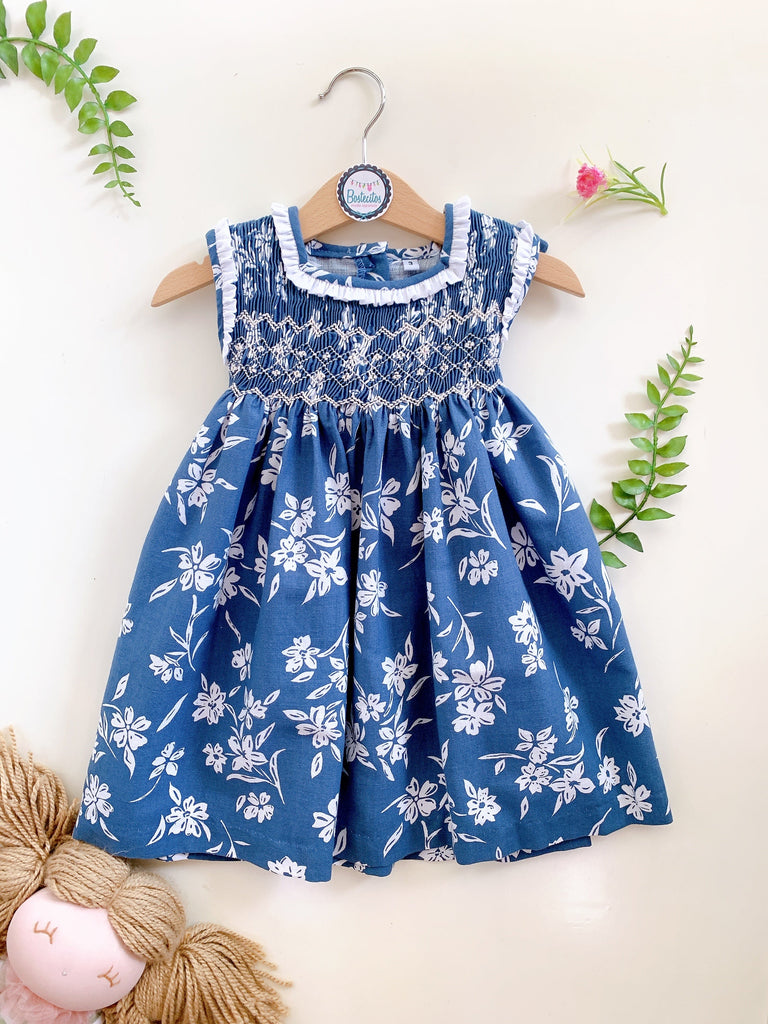 Vestido bordado a mano azul marino con flores blancas y bordado beige