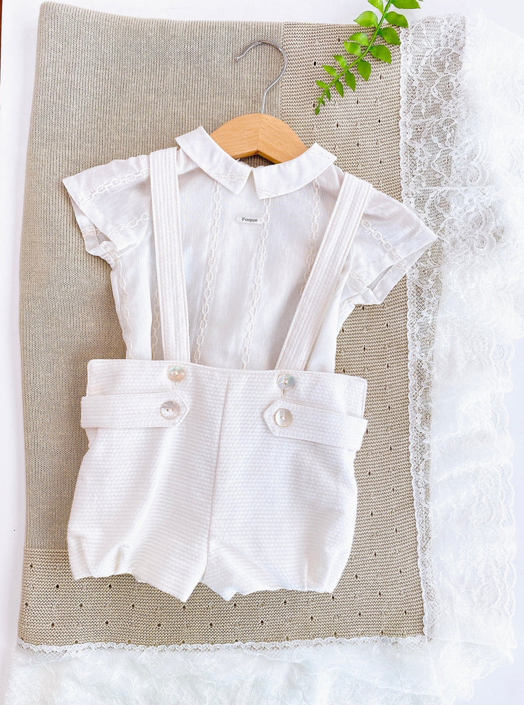 Conjunto beige short con tirantes y camisa con cuello