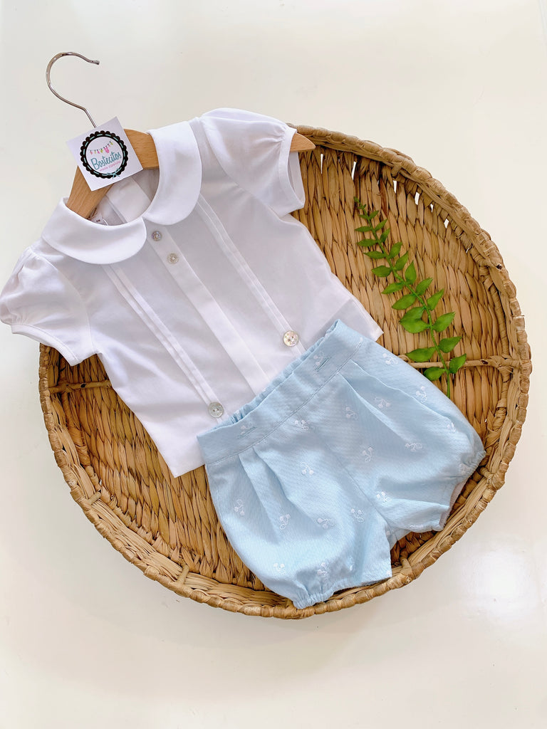 Conjunto short azul detalles cerezas blancas con camisa blanca plisada