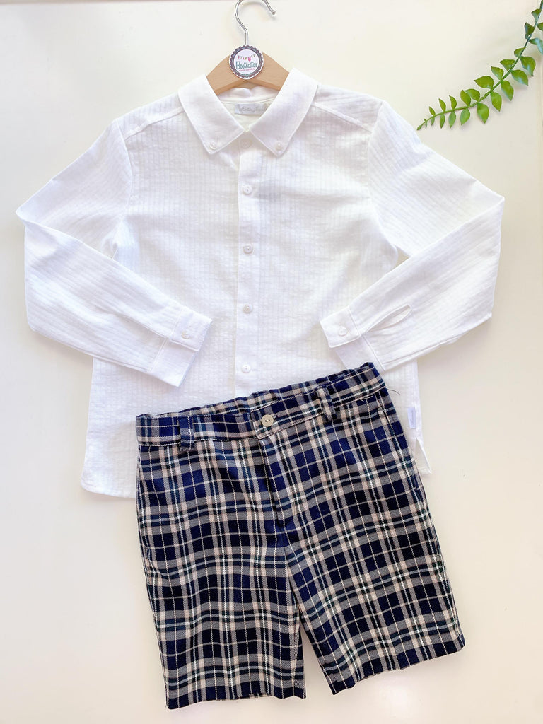 Conjunto camisa blanca manga larga con short cuadros azul marino con café