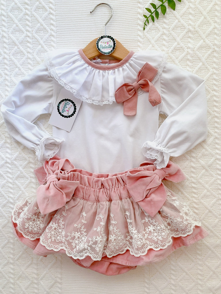 Conjunto blusa con falda terciopelo rosa con moños a los lados y Olán