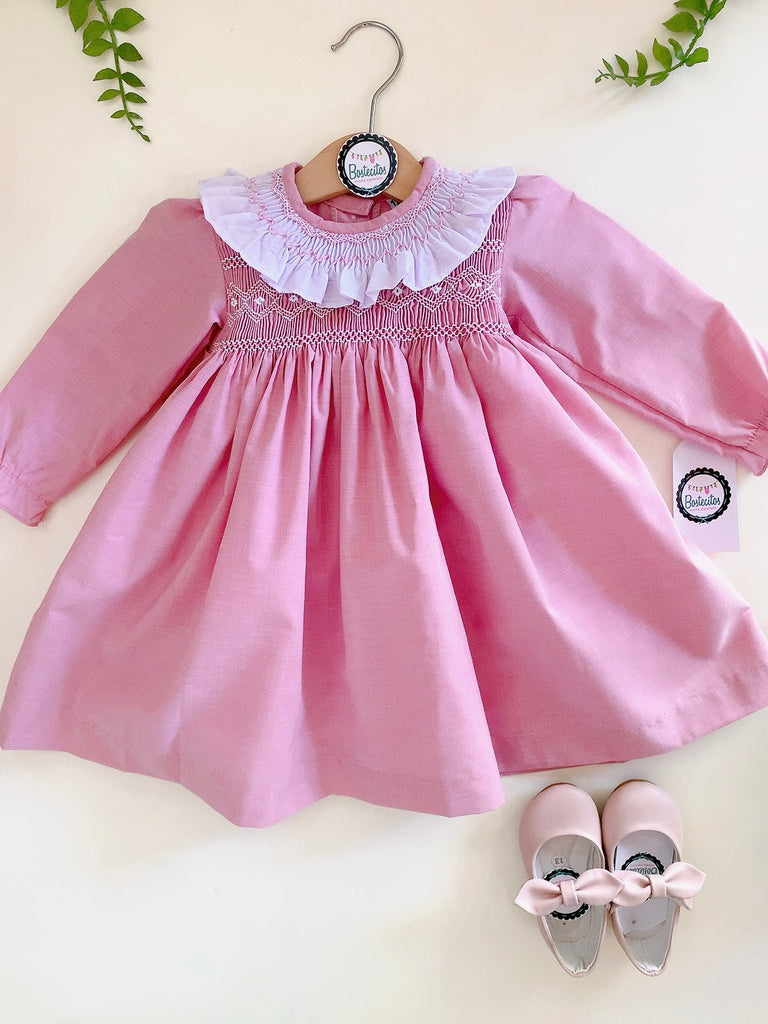 Vestido rosa palo bordado a mano con cuello bordado blanco
