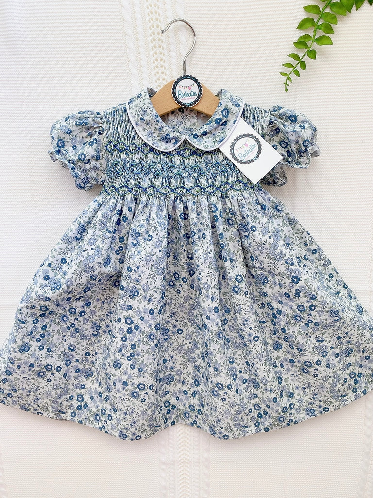 Vestido punto smock flores azules con bordado verde manga corta bombacha