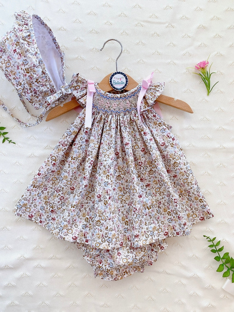 Conjunto vestido, gorro con calzón estampado flores cafés con bordado rosa y moños rosas