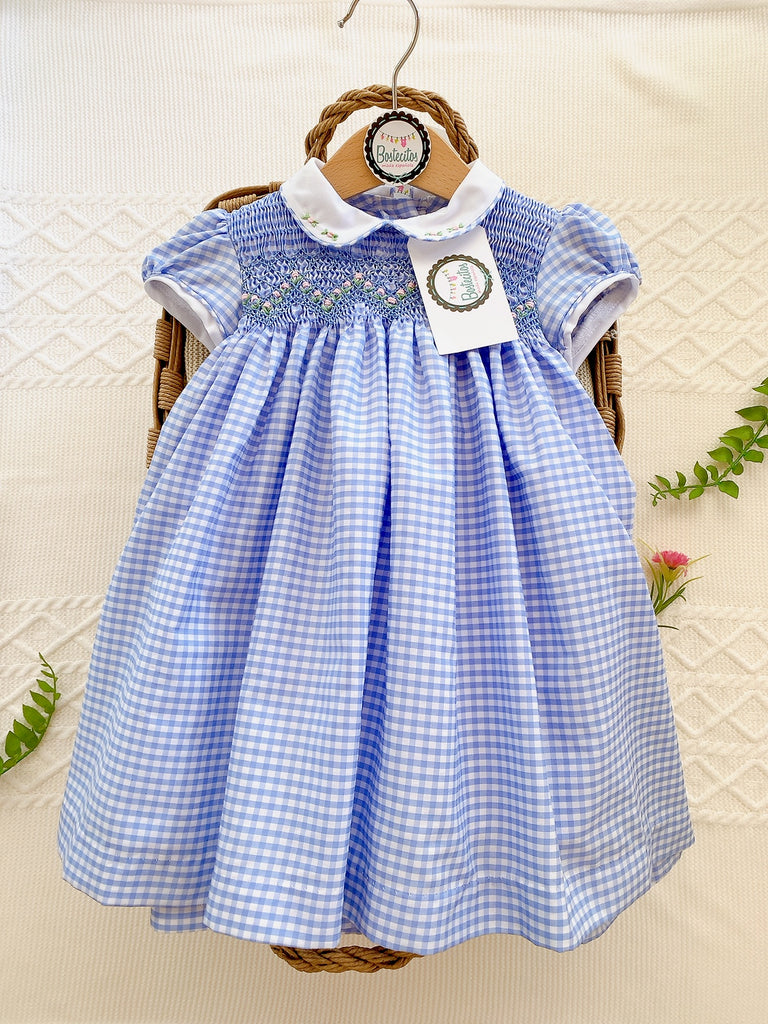 Vestido cuadros azules con blanco bordado a mano con flores bordadas en cuello blanco