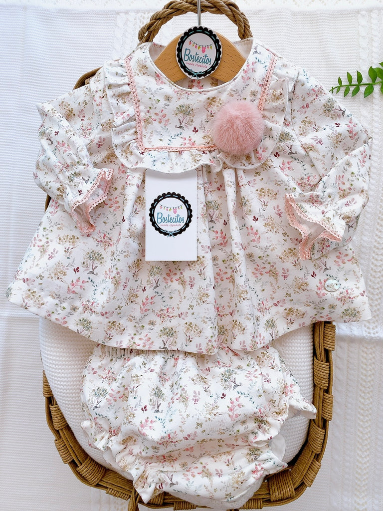 Conjunto vestido corto con calzón manga larga estampado hojas rosa palo con pompón rosa