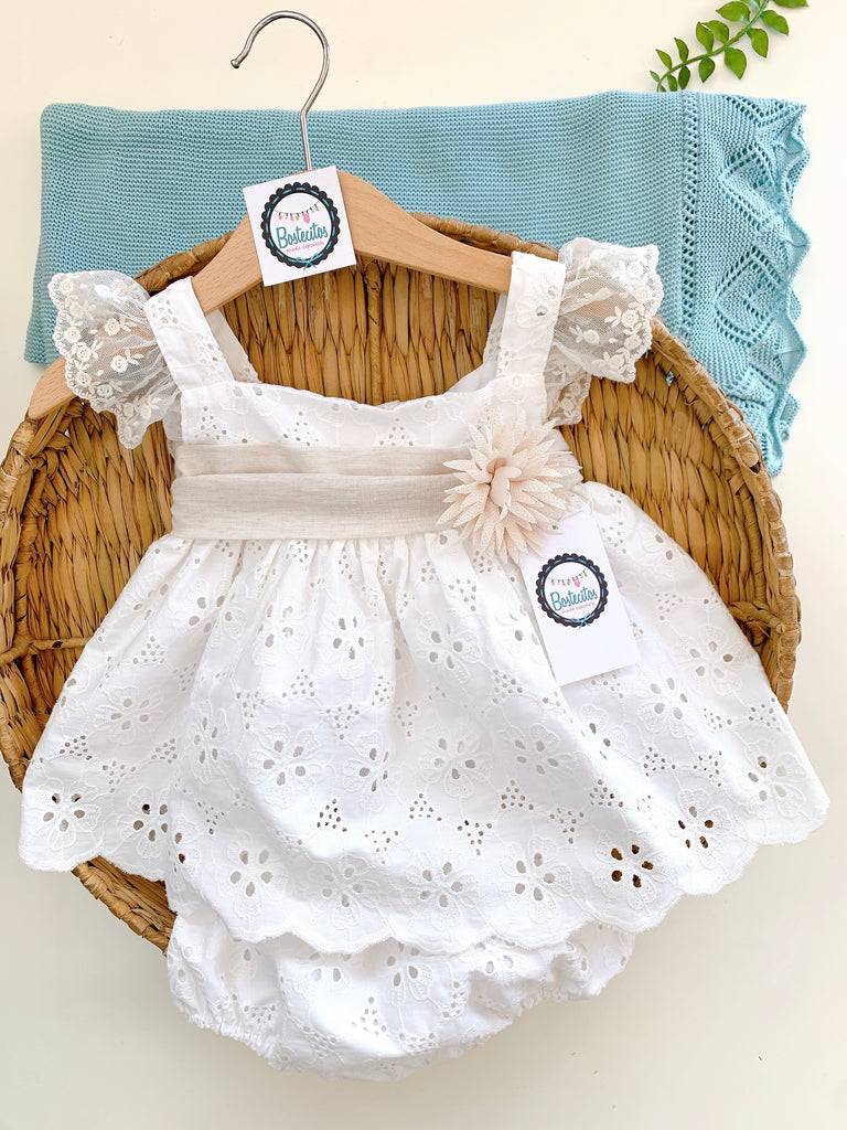 Vestido con braguita bordado blanco y listón beige con flor (12 meses)