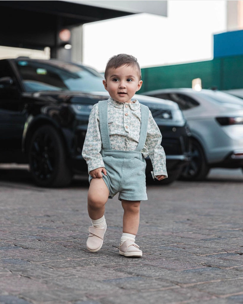 Conjunto short con tirantes pana con camisa de perritos azul verde opaco