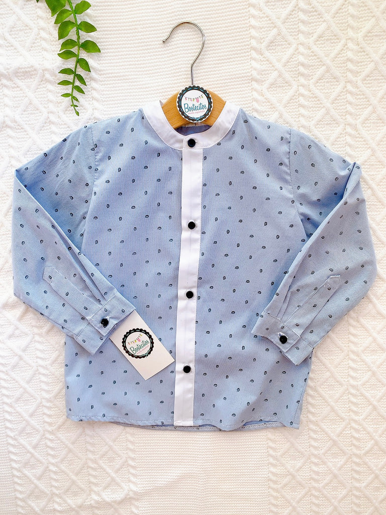 Camisa azul con línea blanca en los botones