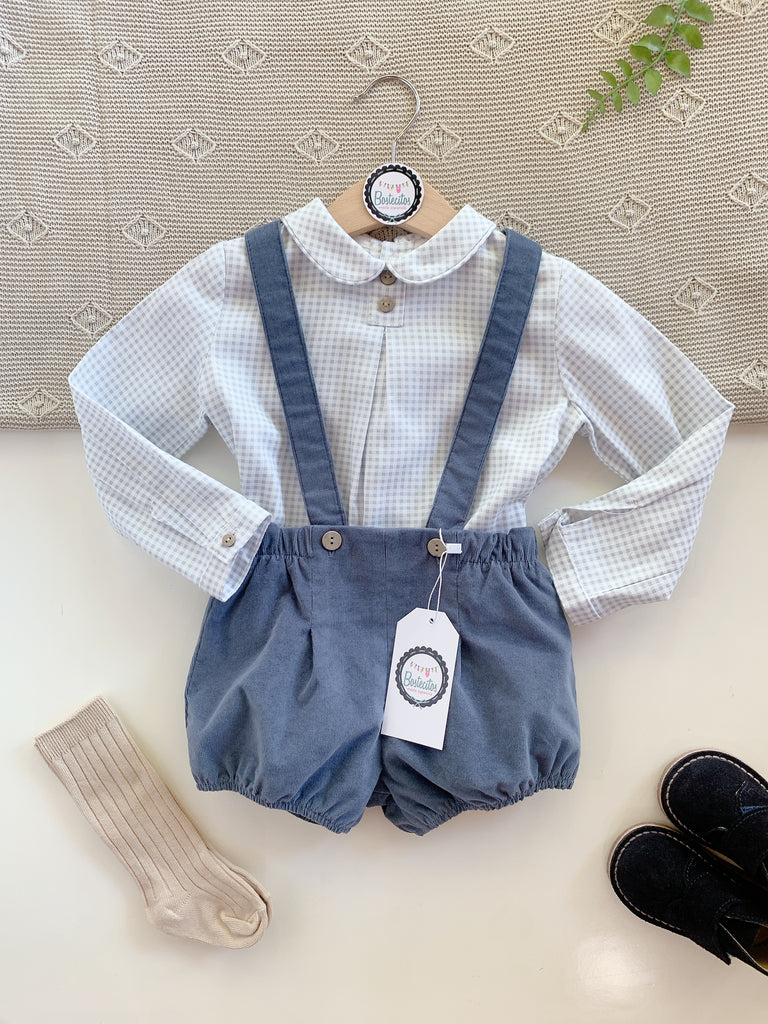 Conjunto short con tirantes azul pana con camisa gris con cuadros