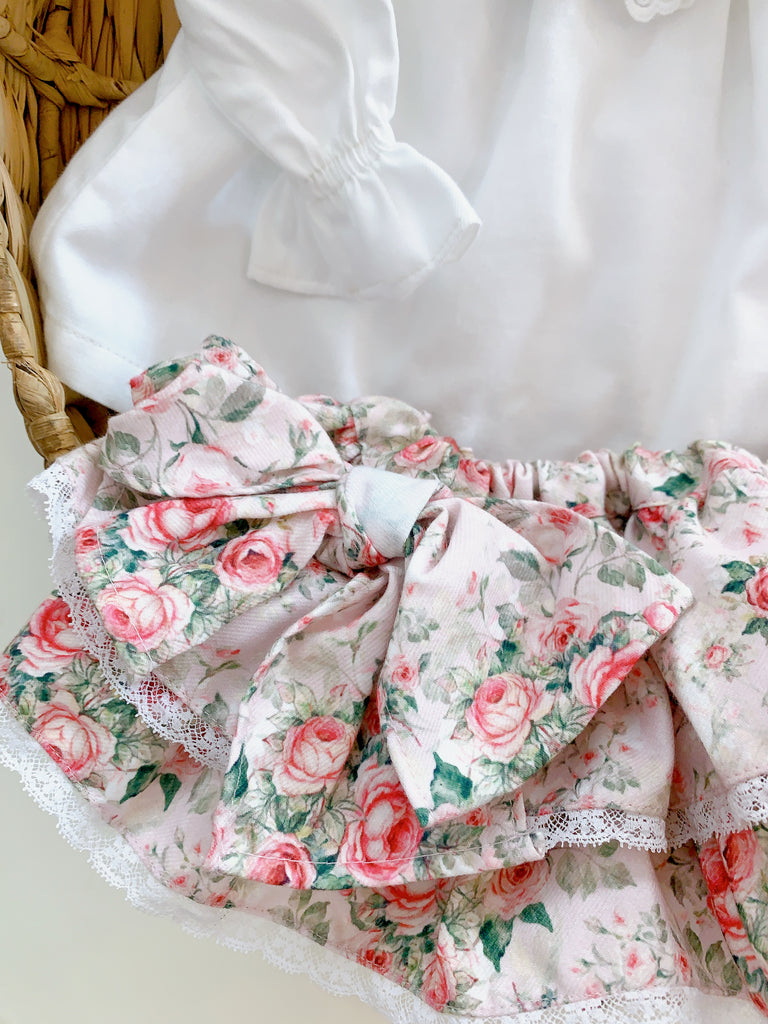 Conjunto falda flores con moños a los lados y blusa  blanca Olán