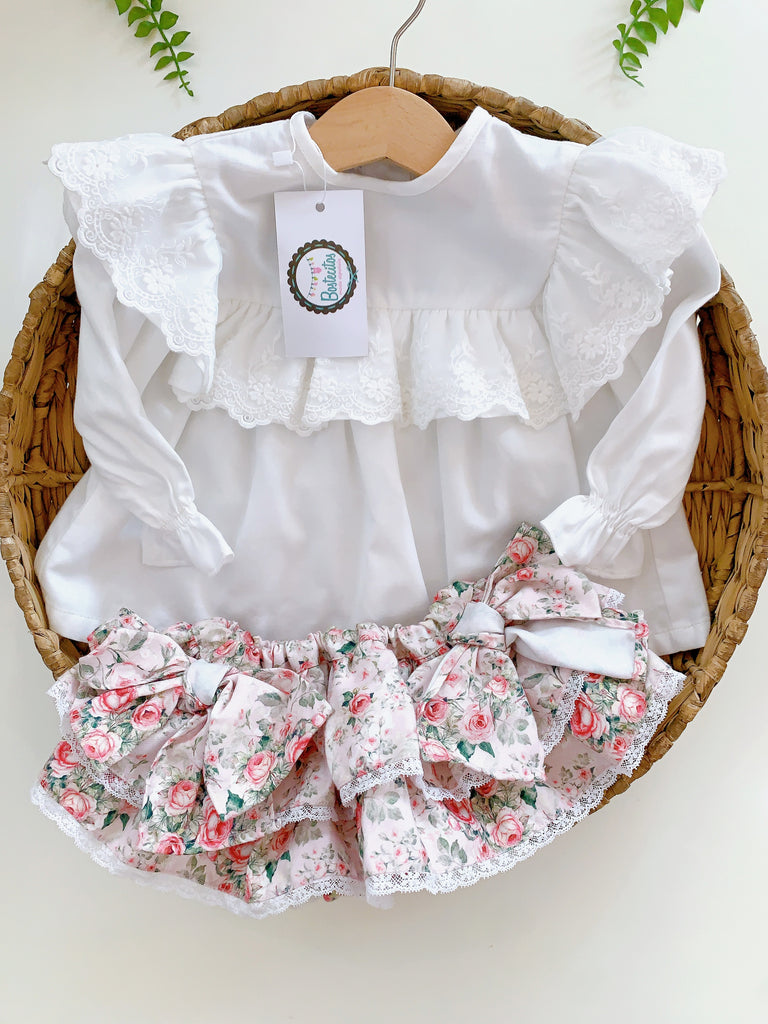 Conjunto falda flores con moños a los lados y blusa  blanca Olán