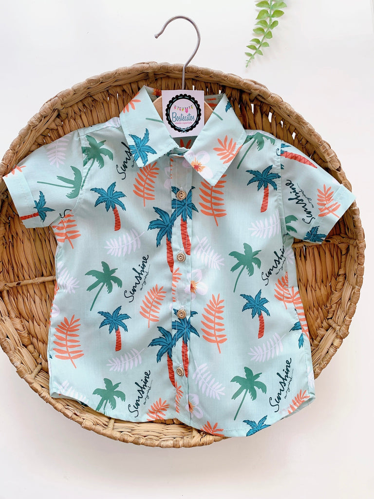 Camisa hawaiana verde con estampado palmeras