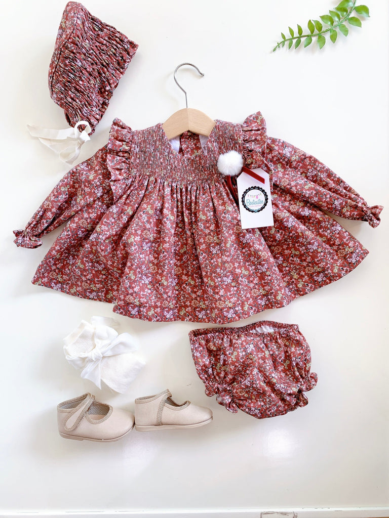 Vestido tinto flores, con gorrito