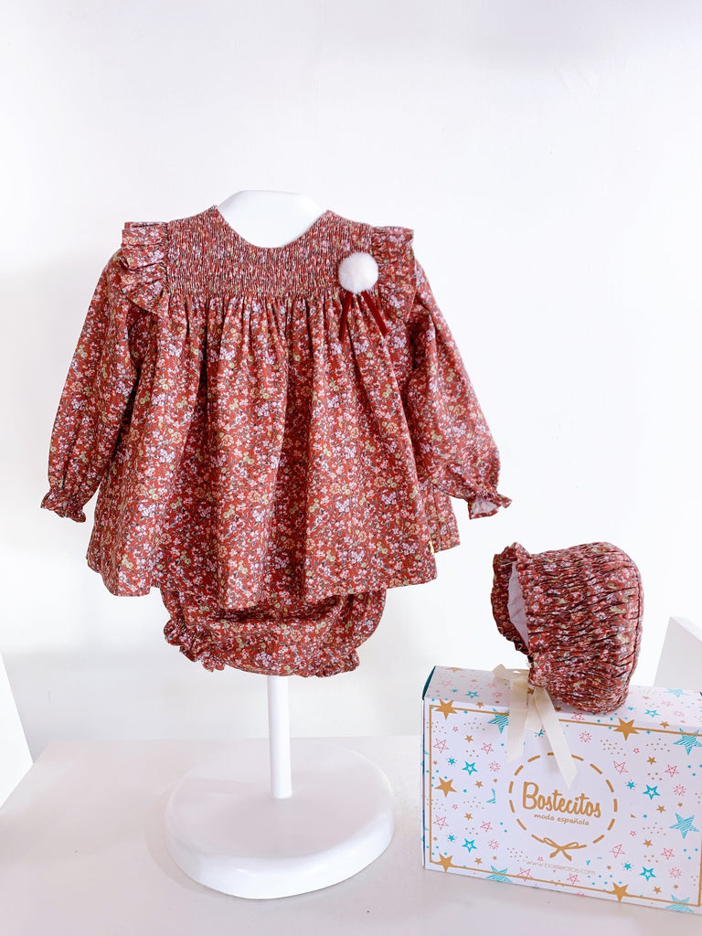 Vestido tinto flores, con gorrito