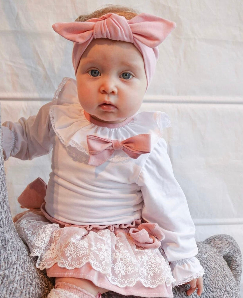 Conjunto blusa con falda terciopelo rosa con moños a los lados y Olán