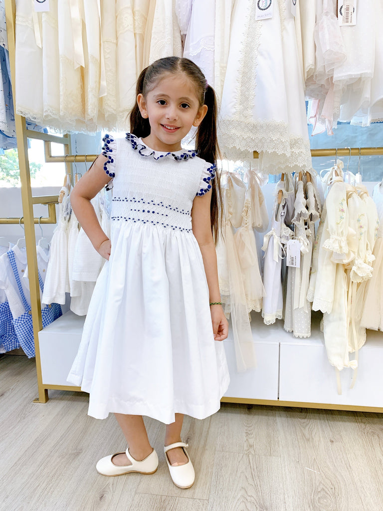 Vestido blanco con bordado azul marino