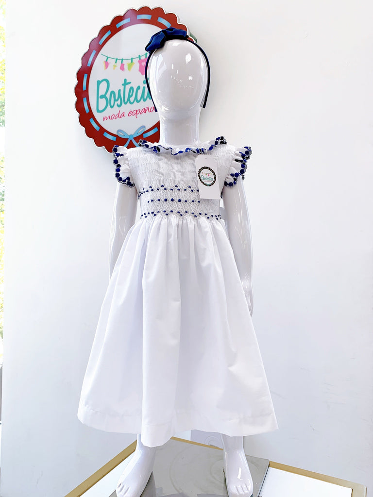 Vestido blanco con bordado azul marino