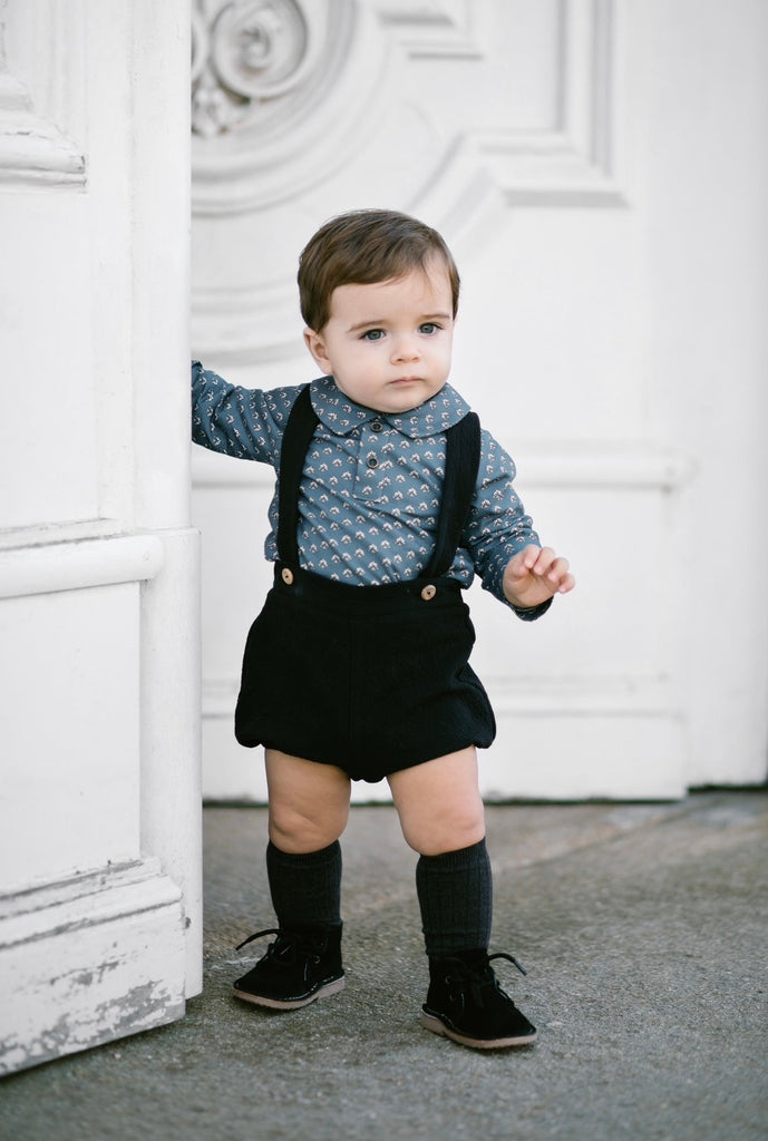 Conjunto short con tirantes negro con camisa azul estampado figuras blancas