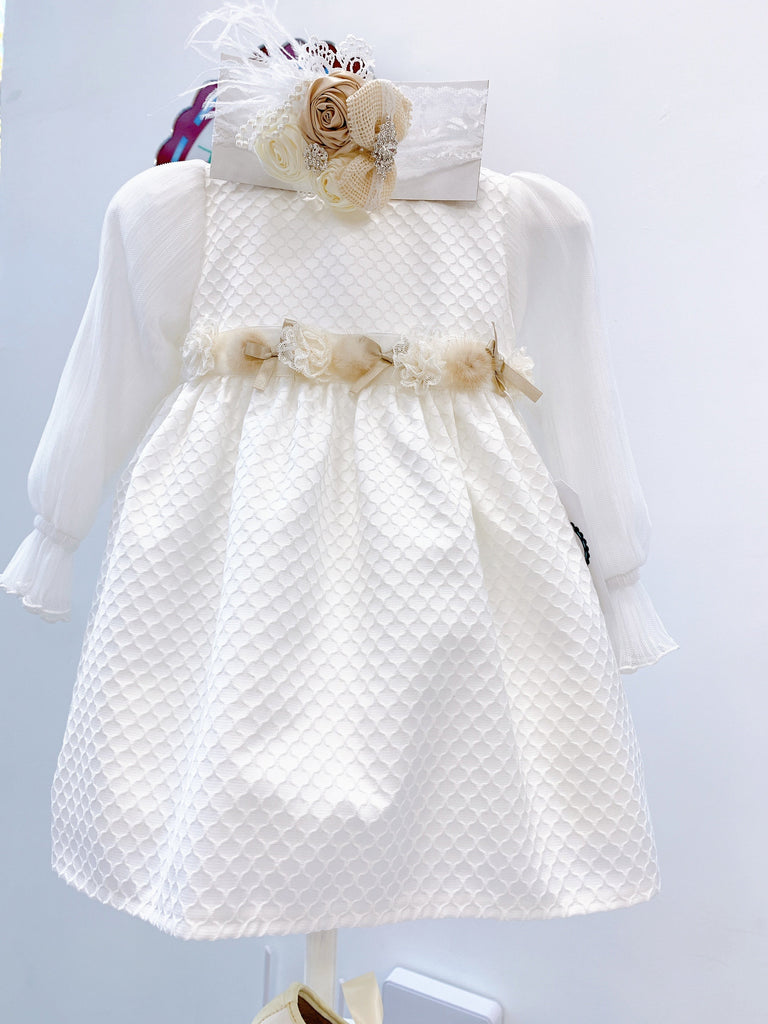 Vestido color crudo con detalles de flores