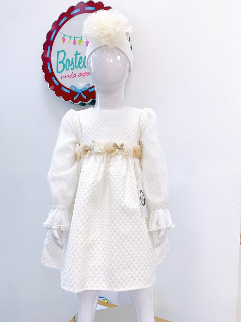 Vestido color crudo con detalles de flores