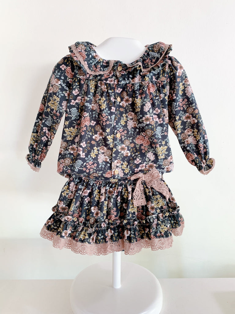 CONJUNTO FALDA CON CAMISA BOTONES AZUL FLORES ROSAS (4 años)