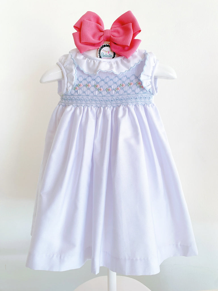 Vestido blanco bordado azul flores rositas