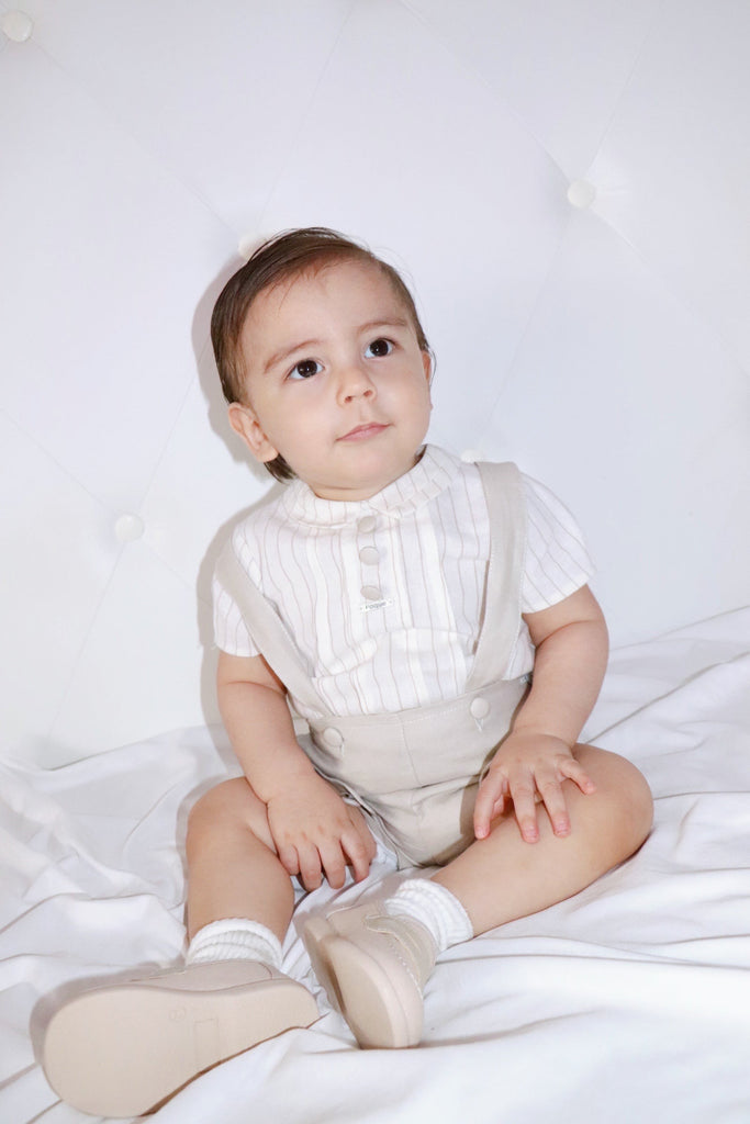 Conjunto camisa blanca rayas con short beige